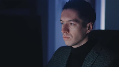 Zeitraffer eines jungen Geschäftsmannes, Freelancer, der spät in der Nacht am Laptop arbeitet