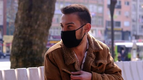 Weißer Maske Junger Mann im Gespräch