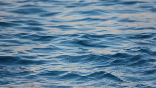 Nahaufnahme der gestörten Wasseroberfläche des blauen Ozeans. Zeitlupe