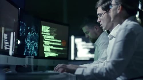Cybersicherheitsteam arbeitet bei Nachtschicht