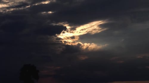 Sonne scheint durch die Wolken bei Sonnenuntergang
