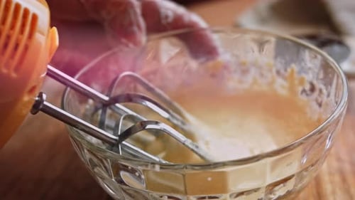 Bake the Dough for the Cake in the Form of Baking
