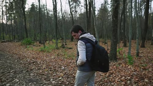 Warm gekleideter erwachsener Mann für den Herbstspaziergang im Wald, Genießen Sie den Wald.