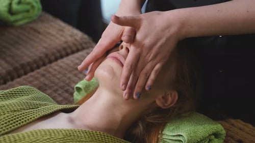 Junge ruhige schöne Frau im Beauty Spa Salon genießt Kopfmassage
