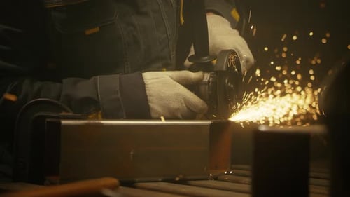 Ouvrier industriel coupant le