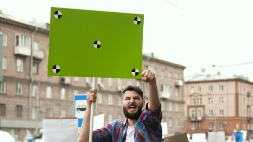 Mann im politischen Streik mit Banner mit Punkten zum Verfolgen zum Kopieren von Weltraumtext