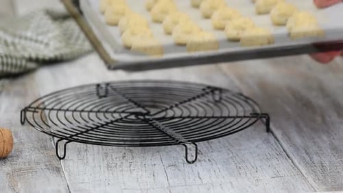 Frisch gebackene Kekse auf Backblech