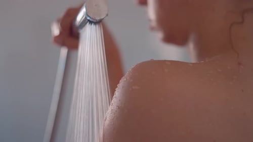 Frau beim Duschen 4K 120fps