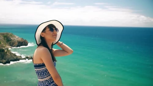 Frau genießt ihren Urlaub
