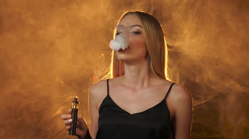 Une blonde fume une cigarette lectronique, elle est sexy. Fond de fume dor, Vidothque Y compris : cigarette et cigarette lectronique - Envato Une blonde fume une cigarette lectronique, elle est sexy. Fond de fume dor, Vidothque Y compris : cigarette et cigarette lectronique - Envato