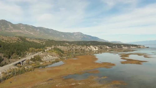 Vista aérea de una carretera panorámica alrededor de las montañas