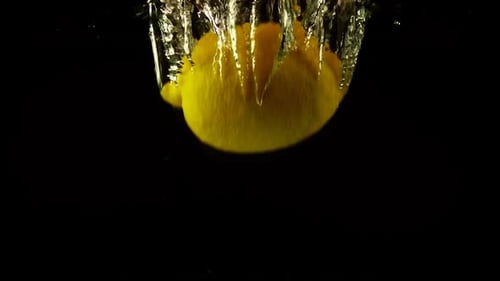 Chute d'un citron dans l'eau