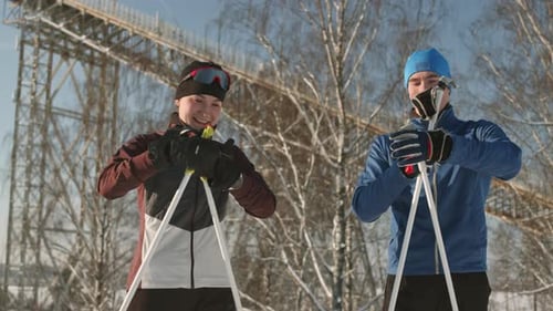 Des skieurs enfilent des sangles