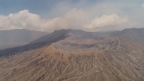 Berglandschaft mit einem aktiven Vulkan