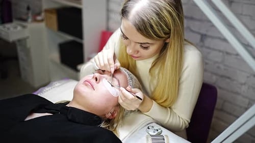 Procedimento de extensão de cílios no salão de beleza