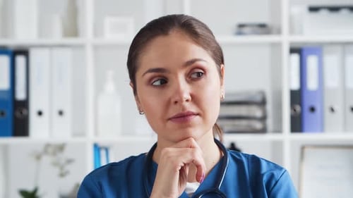 Professioneller Arzt, der im Krankenhausbüro arbeitet. Junge und attraktive Ärztin.