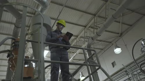 Ingenieur verwendet digitales Tablet