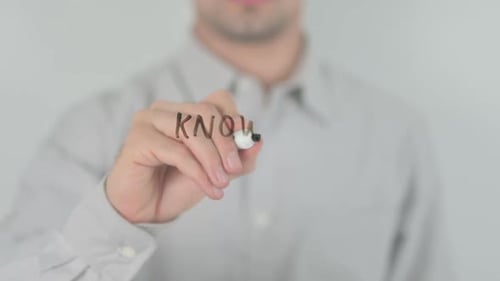 Consiga un mejor trabajo, hombre, escribiendo en pantalla transparente