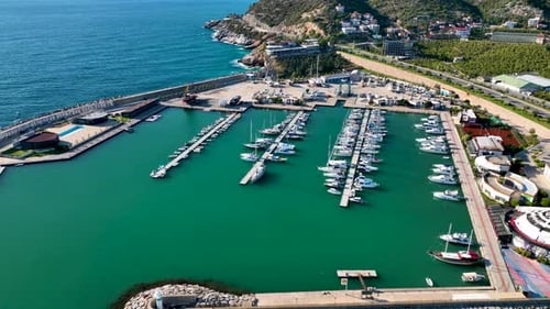Iates no porto, vista aérea, 4 K, Alanya, Turquia