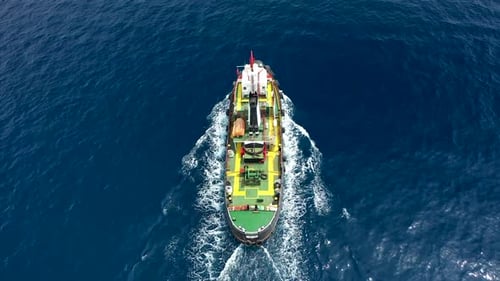 Navio: rebocador navega até o porto. Videografia aérea, Turquia, Alanya