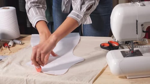 Junge Schneiderin arbeitet mit Schnittmuster