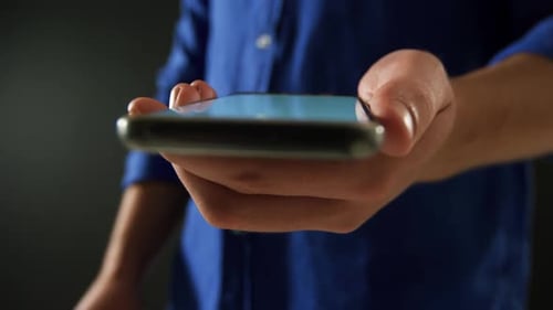 Mann benutzt Smartphone