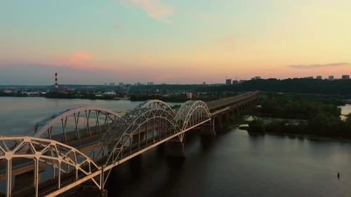 Blick von der Drohne, die über die Flussbrücke fliegt