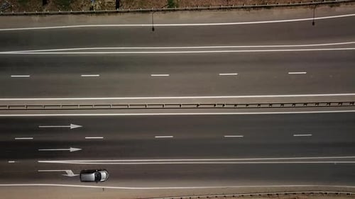 Luftaufnahme des Verkehrsknotenpunkts, Tag der Kreuzung der Verkehrswege