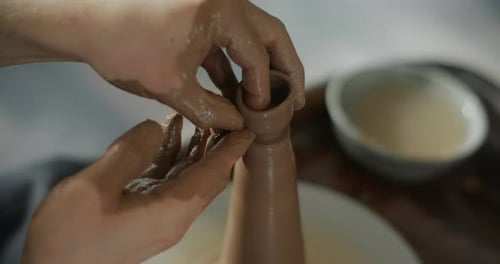 Potter fabrique un cou de cruche au Ralenti sur un volant de potier Vidéo de l'atelier de poterie Potter