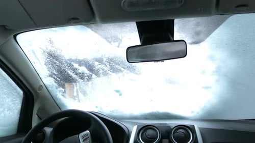 Reinigung der Autowindschutzscheibe von Schnee
