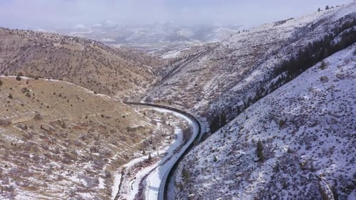 Train de marchandises et montagnes enneigées en hiver