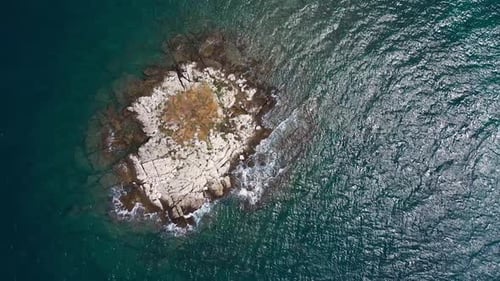 Kleine Insel im Meer