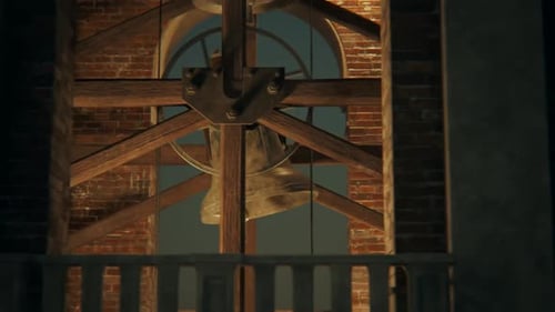 Traditioneller alter Kirchturm aus Ziegeln mit schwerem Klingeln alter Glocken.
