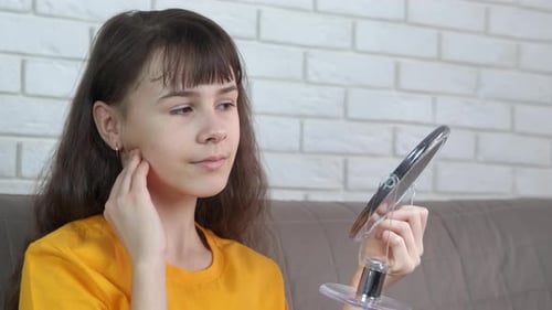Teenager mit einem Spiegel