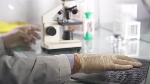 Nahaufnahmevideo des Mikroskops im Labor
