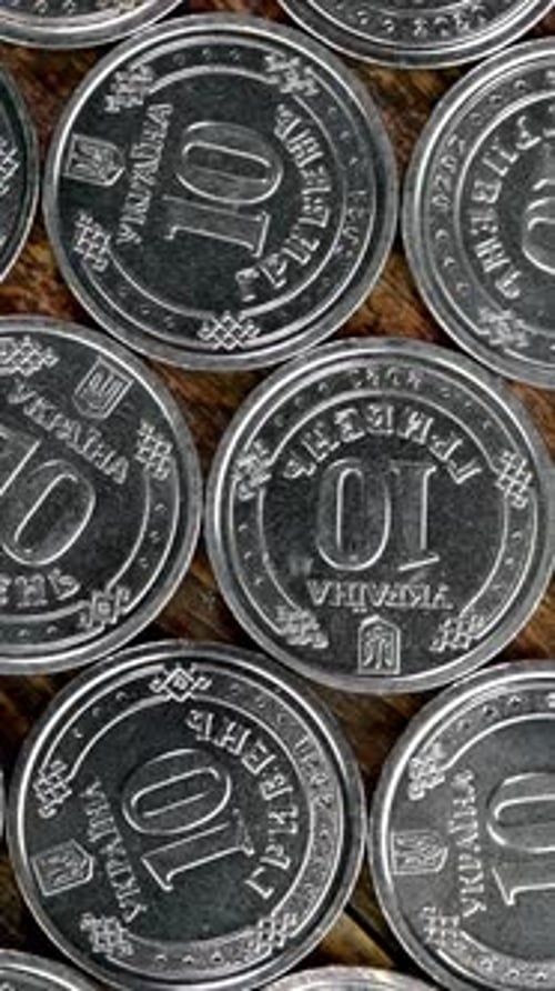 L'avers des pièces Dénomination Dix Hryvnia ukrainienne tourne lentement