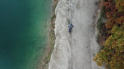 Homme marchant le long du lac. Vue aérienne d'un homme marchant le long d'un lac avec forêt