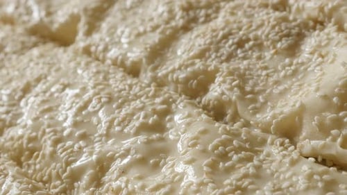 Geölter hausgemachter Filo-Kuchen mit Sesamkäse und Spinat Nahaufnahme 4K 2160p 30fps UHD-Aufnahmen - Gerollt