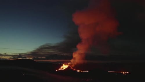 Ein malerischer Blick auf dichten Nebel vom Vulkan Fagradalsfjall