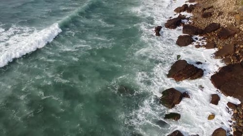 Meer und Felsen am Kantabrischen Meer Luftaufnahme, Spanien