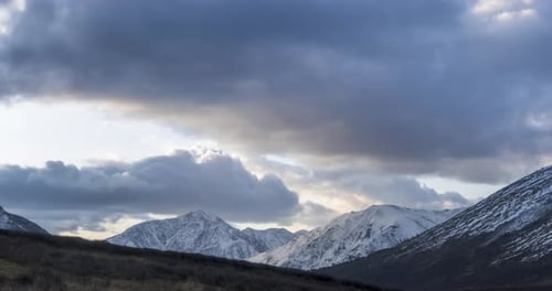 Timelapse de nuages épiques à Mountain Medow à l'automne, nature sauvage et infinie avec ciel de tempête de neige
