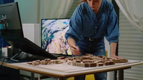 Ingenieur analysiert architektonischen Druckplan und Maquette