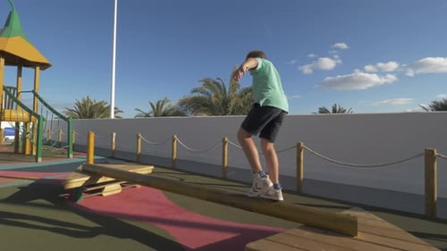 Niño divirtiéndose en el parque infantil