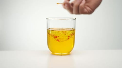 Liquide à mélanger Liquide rouge orangé.