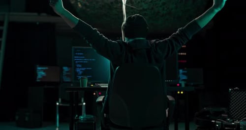 Hacker encapuzado usando seu computador com informações diferentes para invadir servidores de dados Corporativo e