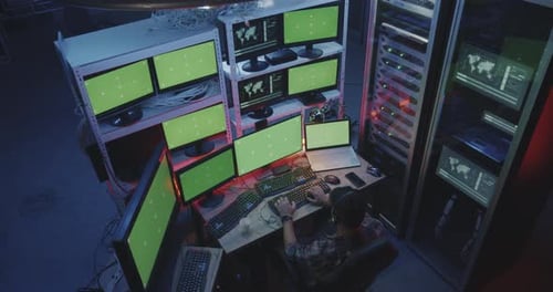 Hacker, der Computer mit mehreren Monitoren verwendet