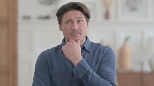 Porträt eines nachdenklichen jungen Mannes