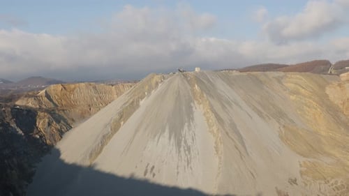 Schichten von Tagebauboden 4K 2160p 30fps UltraHD kippbares Filmmaterial - Folgen des Mineralflots