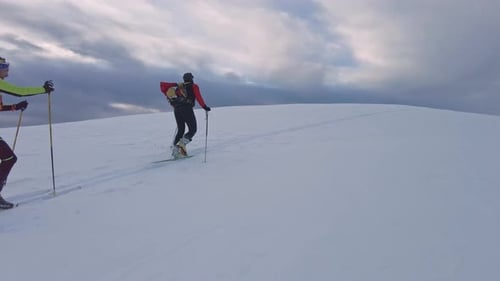 Skitourenpaar bergauf