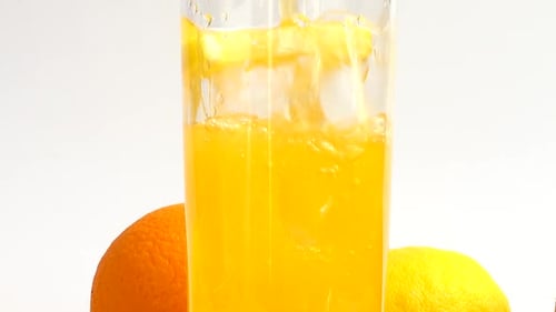 Limonada con hielo y limón